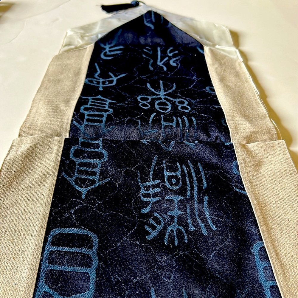 Gorgeous table runner, black inset with tassels and tan linen border, NIP